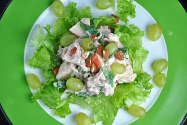 Gesunder Thunfisch-Gemüse-Obstsalat