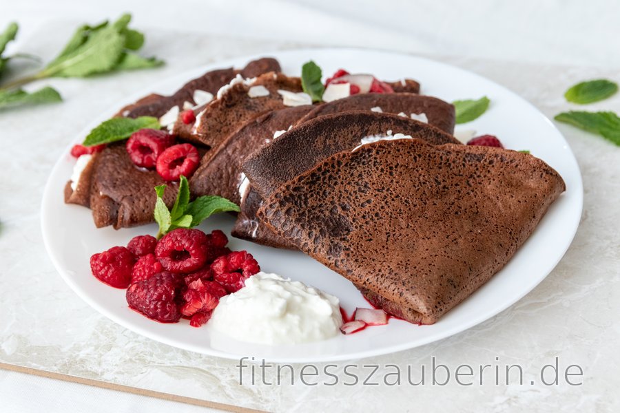 Dinkelschokoladen-Crêpes mit Ricotta und heißen Himbeeren