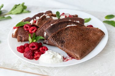 Dinkelschokoladen-Crêpes mit Ricotta und heißen Himbeeren