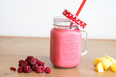 Gesunder cremiger Smoothie mit Himbeeren und Ananas