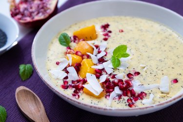 Mango-Smoothie-Bowl mit Mohn