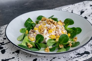 Thunfischsalat mit Hüttenkäse, Mais und Walnüssen