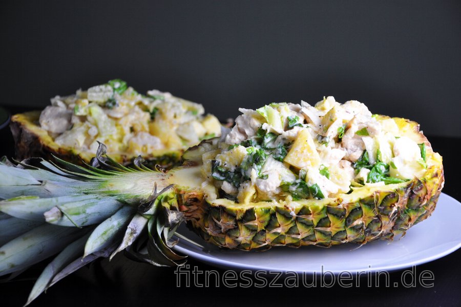 Gesunde Hühnerbrust mit Ananas in Käsesoße