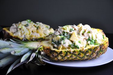 Gesunde Hühnerbrust mit Ananas in Käsesoße