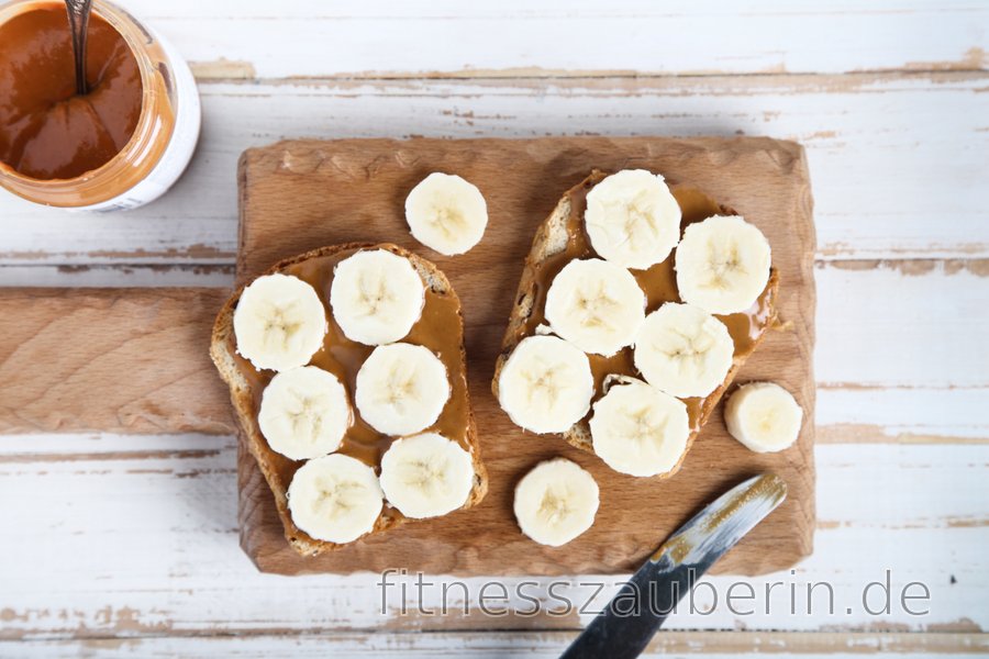 Vollkorntoast mit Banane und Erdnussbutter | fitnesszauberin.de