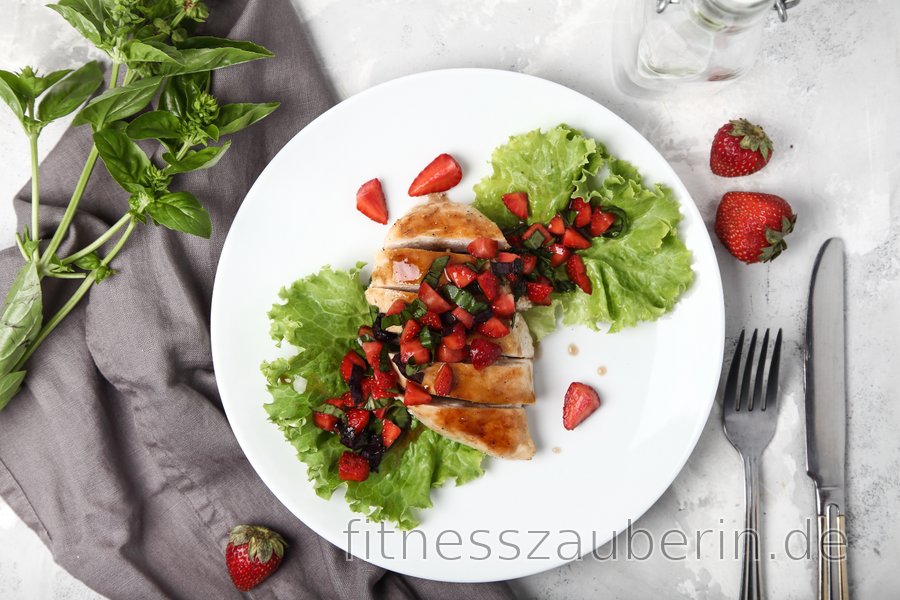 Einfache gegrillte Hühnerbrust mit Basilikum und Erdbeeren ...