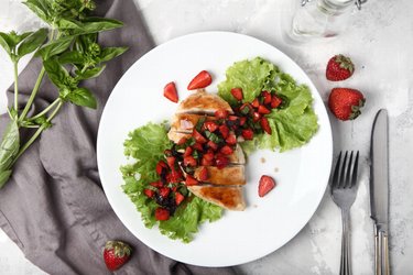 Einfache gegrillte Hühnerbrust mit Basilikum und Erdbeeren