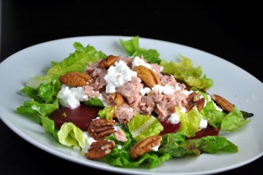 Gesunder Thunfischsalat mit roter Bete und Nüssen