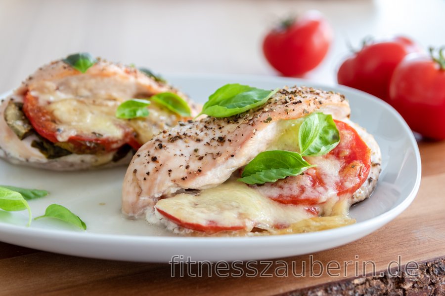 Gebratene Hühnerbrust "Caprese" mit Tomaten, Basilikum und Mozzarella