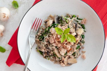 Gesunder Buchweizen mit Spinat, Champignons, Käse und Thunfisch