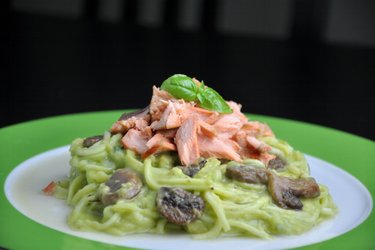 Zucchini-Spagetti (Zoodles) mit cremiger Avocado-Soße und Lachs