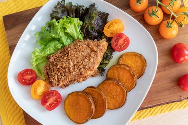 Gebackenes Fitness-Schnitzel mit Süßkartoffeln