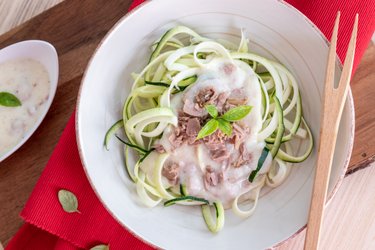 Low-Carb-Zucchini-Nudeln mit Käsesauce und Thunfisch