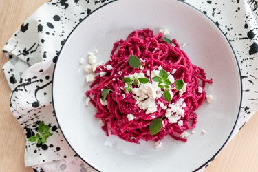 Einfache Nudeln mit Rote-Bete-Pesto