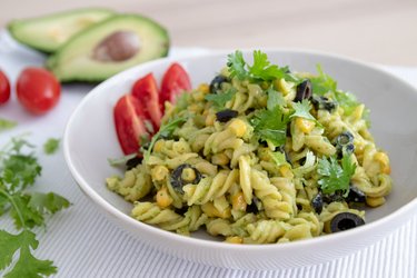 Gesunde Pasta mit Avocado-Sauce