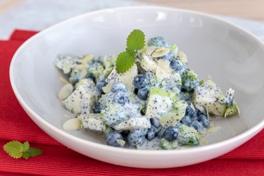 Brokkolisalat mit Blaubeeren und Mohn