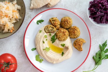 Gebackene Falafel mit Hummus