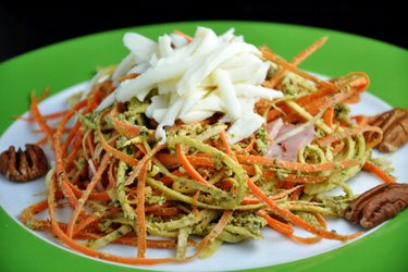 Möhren-Petersilien-Spagetti mit Basilikumpesto