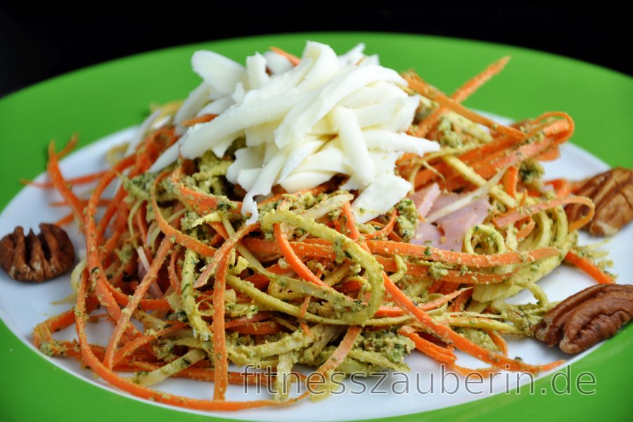 Möhren-Petersilien-Spagetti mit Basilikumpesto