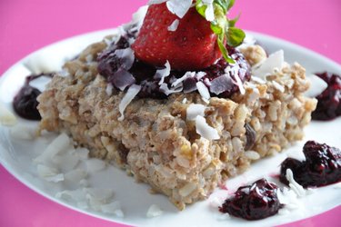 Zuckerfreier gebackener Reiskuchen mit Chia-Fruchtsoße