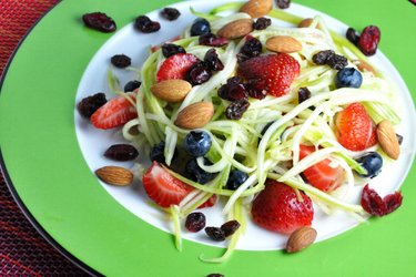 Leichter Zucchini-Obstsalat mit Limettensoße